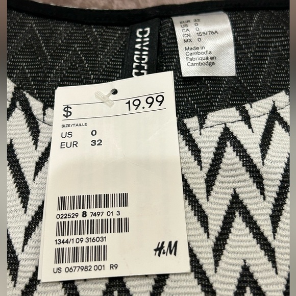 H&M | Black and White Pattern Dress | Size 0 - Picture 3 of 4